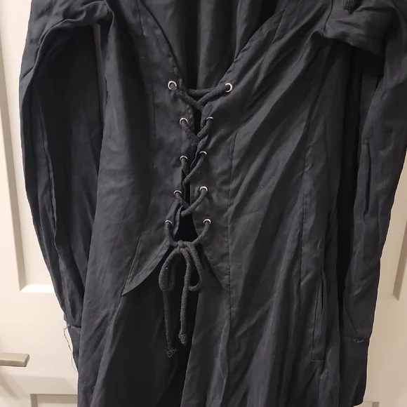 Gothic Hooded Black Halloween Cape - Picture 3 of 5